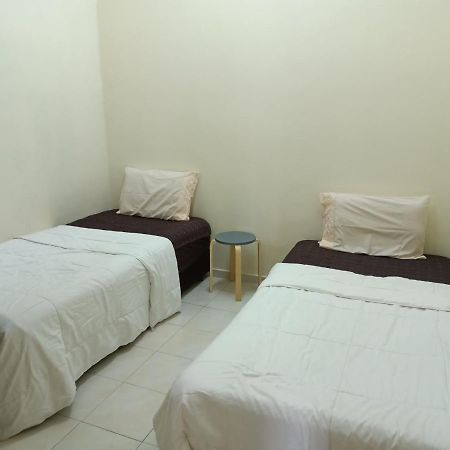 Oyo Home 90419 Sahar Guesthouse ملقا المظهر الخارجي الصورة