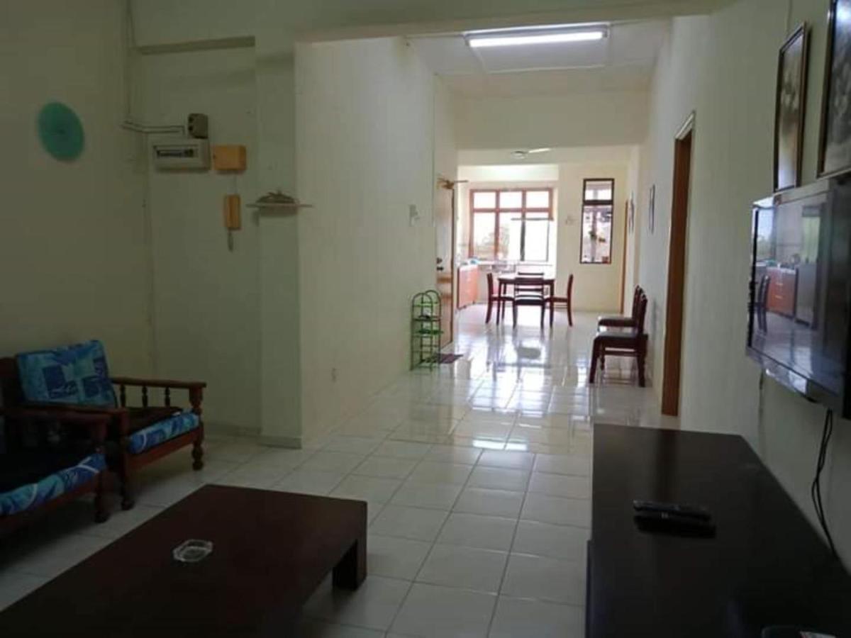 Oyo Home 90419 Sahar Guesthouse ملقا المظهر الخارجي الصورة