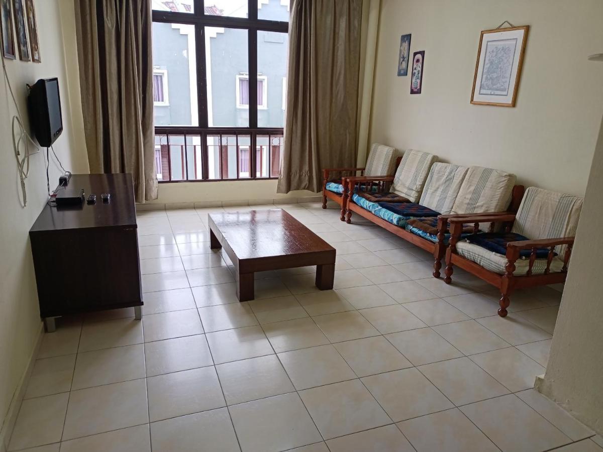 Oyo Home 90419 Sahar Guesthouse ملقا المظهر الخارجي الصورة